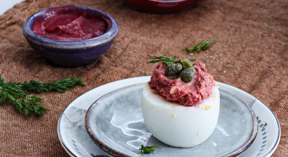 Huevos rellenos de remolacha y alcaparras