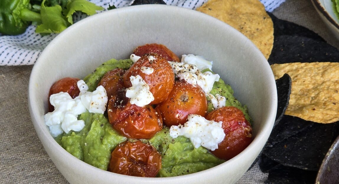 Guacamole con tomatitos asados y queso de cabra