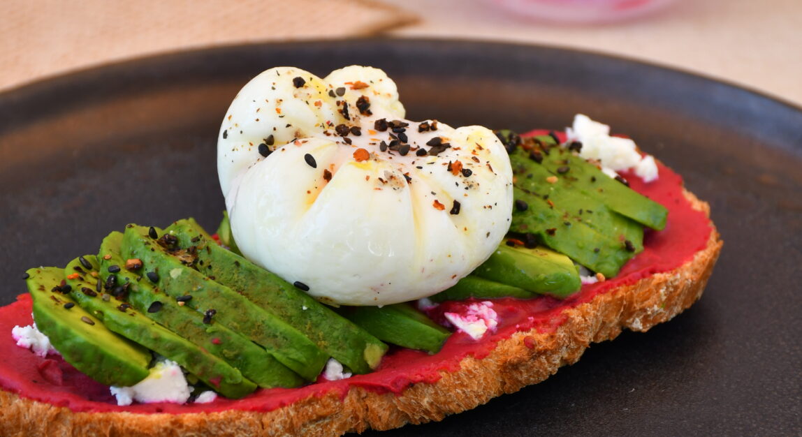 Tostada de remolacha, aguacate y huevo
