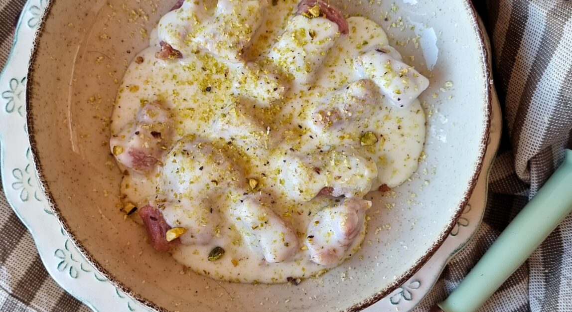 Ñoquis de remolacha y salsa de gorgonzola con pistachos