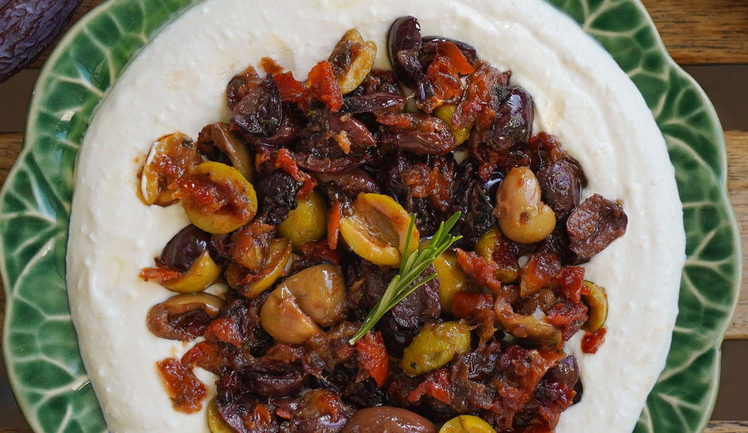 Feta batido con olivas asadas