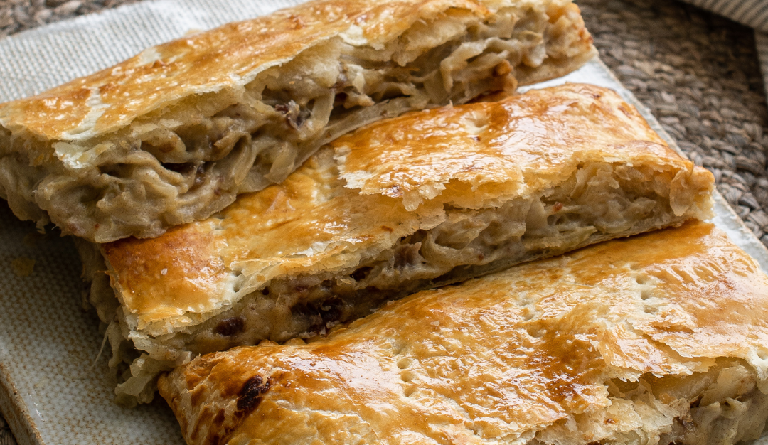 Empanada de dátil, cebolla y queso