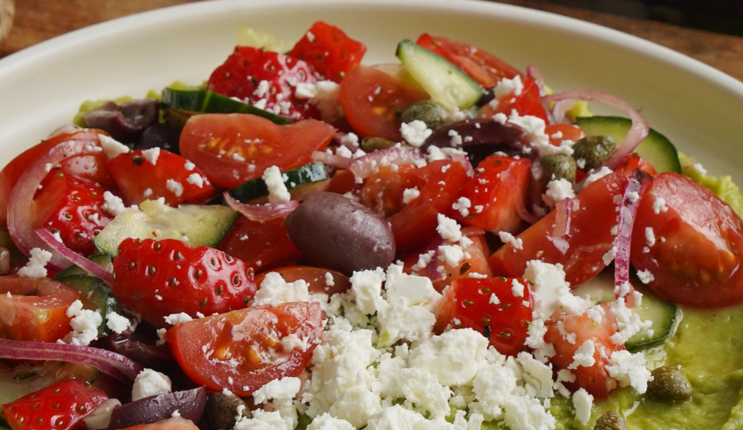 Ensalada griega con guacamole